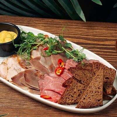 Мясная тарелка в Хочу и буду по цене 905 ₽