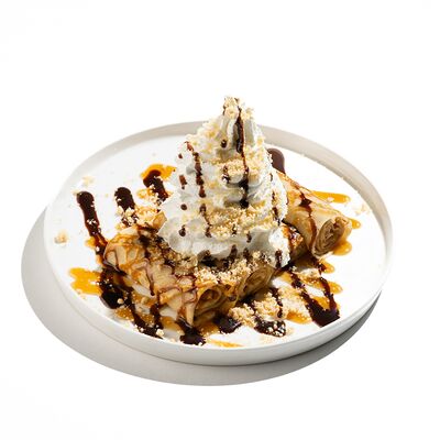 Блинчики с соленой карамелью,арахисом,шоколадом и сливочным кремом в Blinchik по цене 360 ₽