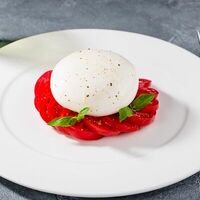 Салат из моцареллы в Болоньетта