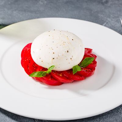 Салат из моцареллы в Болоньетта по цене 870 ₽