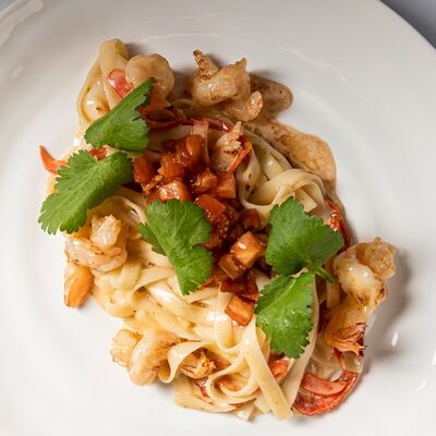 Паста с креветкамив Тирольские пироги по цене 770 ₽