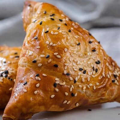 Самса слоеная куриная в Вкусно и Быстро по цене 259 ₽