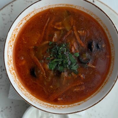 Солянка с копченостямив Корица по цене 465 ₽