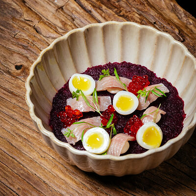 Хариус под шубой с перепелиным яйцом и красной икрой в Чешуя по цене 980 ₽