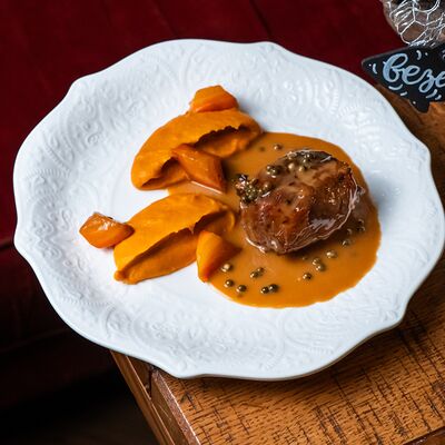 Томленая голяшка бычка с кремом из печеных овощей в Залечь на дно в Гамбург по цене 748 ₽