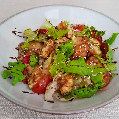 Салат с индейкой и овощами в Марсель кафе-кондитерская по цене 666 ₽