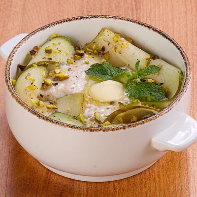 Каша овсяная с пряной грушей и орехами в Панчо фактори по цене 350 ₽