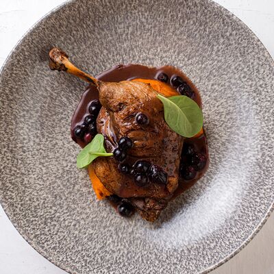 Утиный окорочок с печёной тыквой и чёрной смородиной в Березка по цене 38 р.