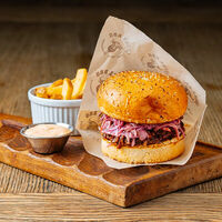 Бургер с брискетом и салатом Коул-слоу в Smoke BBQ