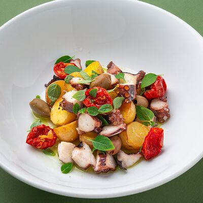 Тёплый салат с осьминогом в Osteria Mario по цене 870 ₽