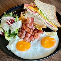 Американский завтрак в Dada Art Bakery