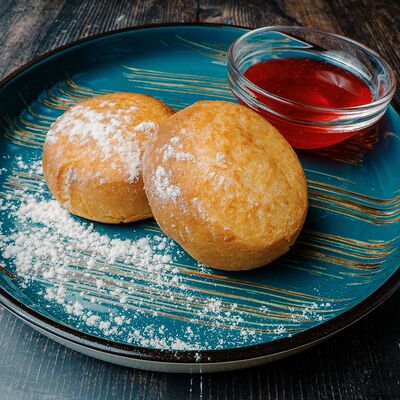 Сырники с топпингом (сгущённое молоко, сметана) в Вкус кафе по цене 412 ₽