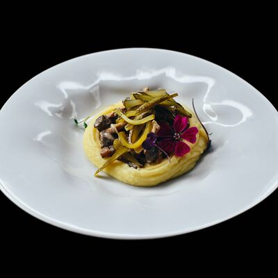 Бефстроганов с картофельным пюре в Лаверна по цене 850 ₽