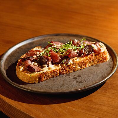 Брускетта с ростбифом, редисом и томатным айоли в Brera по цене 750 ₽