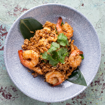 Рис по-тайски с тигровыми креветками и куриным филе в BonoBo по цене 790 ₽