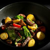 Салат с говядиной в Cocos Lounge