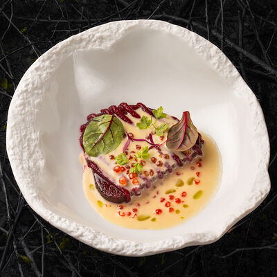 Печёная свекла в свекольной глазури с соусом берблан и красной икрой в Tunguska по цене 328 ₽