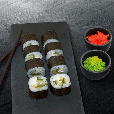 Мини-ролл с огурцом и сыром в Суши и хинкали по цене 320 ₽