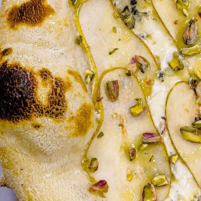 Груша с горгонзолой, фисташками и медом в Пико пицца по цене 950 ₽