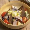 Салат с копченой курицей и гренками в Хочу Пури по цене 590