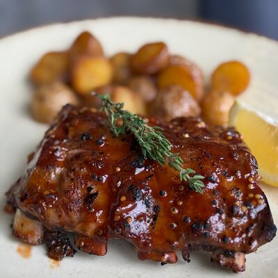 Глазированные свиные ребра с беби картофелемв Pellegrino по цене 545 ₽