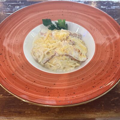 Спагетти цезарь с курицей в Чайхана24 по цене 440 ₽