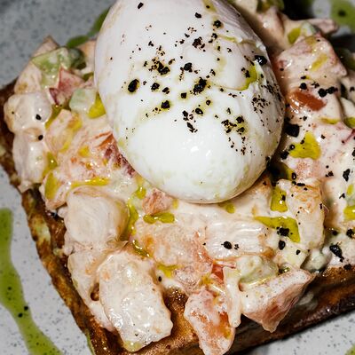 Кабачковая вафля с тартаром из креветки в Гастробар PINCH по цене 700 ₽