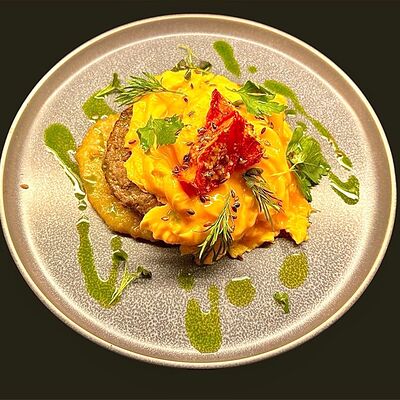 Бифштекс из говядины с драником и скрэмбл в Stories по цене 699 ₽