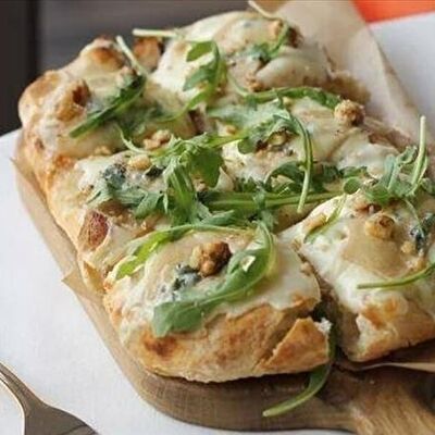 Пицца груша и горгонзола в Shamparen по цене 650 ₽