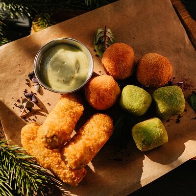 Ассорти жареных сыров в Реберня по цене 790 ₽