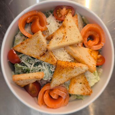 Салат Цезарь с лососем в Панеттоле по цене 465 ₽