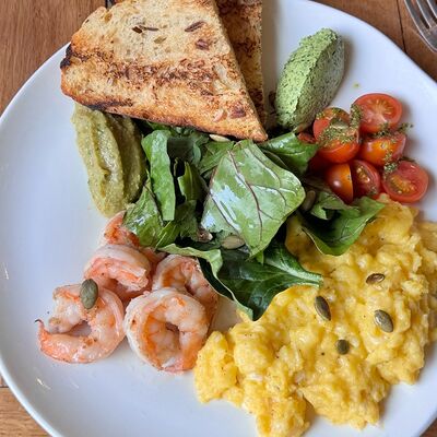 Завтрак с жареными креветками и скрэмблом в BUENO cafe по цене 990 ₽