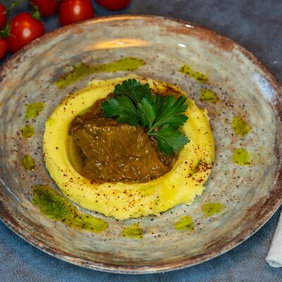 Томленая говяжья шея с картофельно-трюфельным пюре в Brizola BBQ по цене 820 ₽