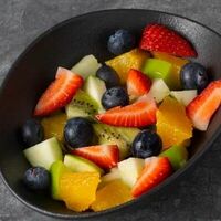 Фруктовый салат с соусом манго-маракуйя в Сок Баланс