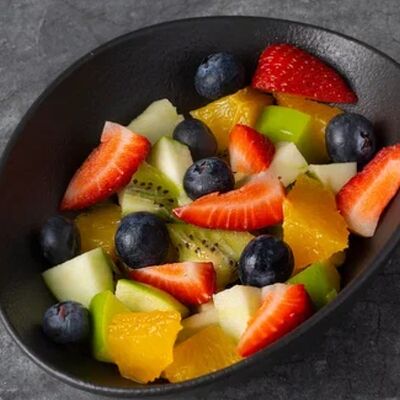 Фруктовый салат с соусом манго-маракуйя в Сок Баланс по цене 504 ₽