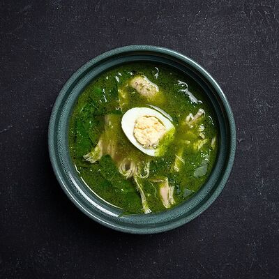 Куриный суп с диким шпинатом и песто в Мунк по цене 525 ₽