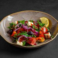 Греческий салат в Асса-Асса, любовь, огонь и мясо