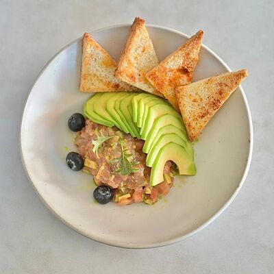 Тартар из лосося с авокадо в Bucho по цене 750 ₽