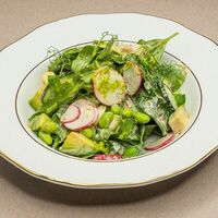 Зеленый салат с соусом и бобами в Between