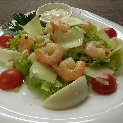 Салат Цезарь с креветками в Кафе граф по цене 815 ₽