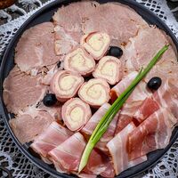 Тарелка мясных деликатесовв Хачапури тетушки Марико