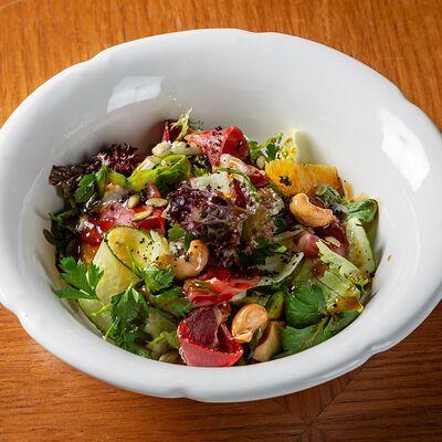 Листья салата с копченой утиной грудкой, горгонзолой, апельсином и кешью в Brasserie Lambic по цене 890 ₽