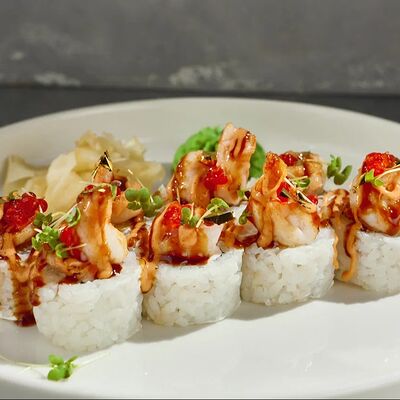 Ролл с креветкой, авокадо и красной икрой в Гастробар DOM по цене 850