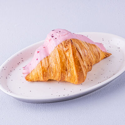 Круассан клубничный в Мечтатели по цене 340 ₽