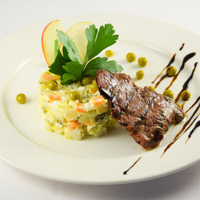 Салат Оливье с говяжьей вырезкой в Роллбери по цене 205