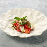 Салат из свежих томатов с красным луком и выдержанным сыромв Ofris