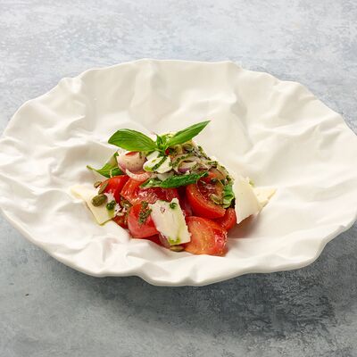 Салат из свежих томатов с красным луком и выдержанным сыромв Ofris по цене 1390 ₽