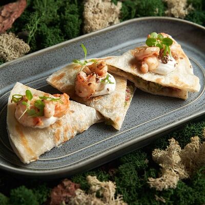 Роти с гуакамоле, креветками и сырным кремом в Белок по цене 730 ₽