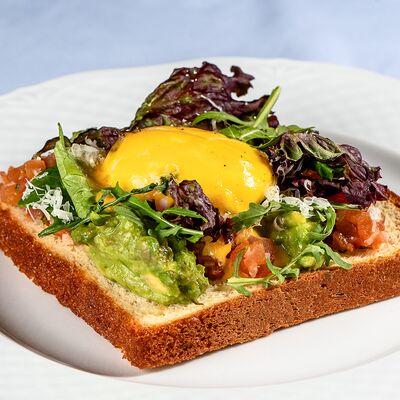 Яйцо пашот с бриошью, томатами и мятым авокадов МОМО по цене 970 ₽