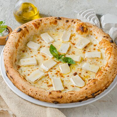 Пицца 5 сыров с камамбером в PizzAmore по цене 1420 ₽